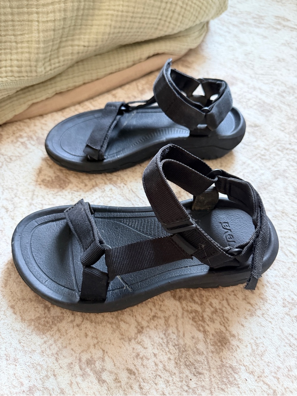 Teva Hurricane Sandals - Women - 6
